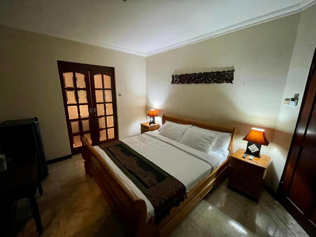 Villa Layang Bulan A Homey Guesthouse For Men Near The Beach In North Kuta 덴파사르 외부 사진