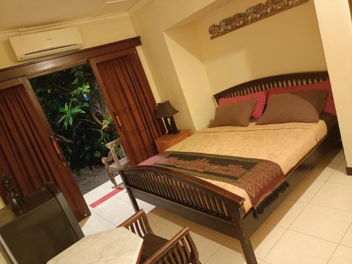 Villa Layang Bulan A Homey Guesthouse For Men Near The Beach In North Kuta 덴파사르 외부 사진