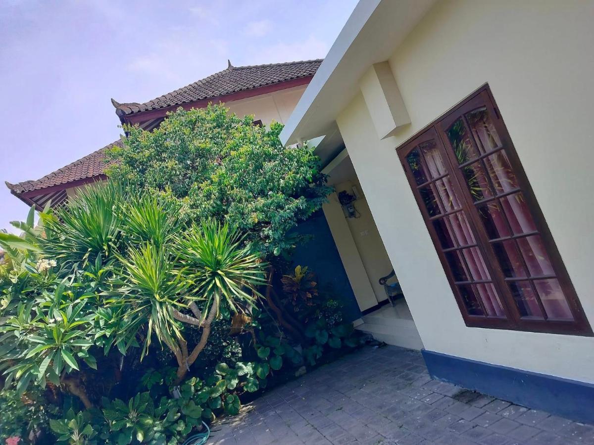 Villa Layang Bulan A Homey Guesthouse For Men Near The Beach In North Kuta 덴파사르 외부 사진